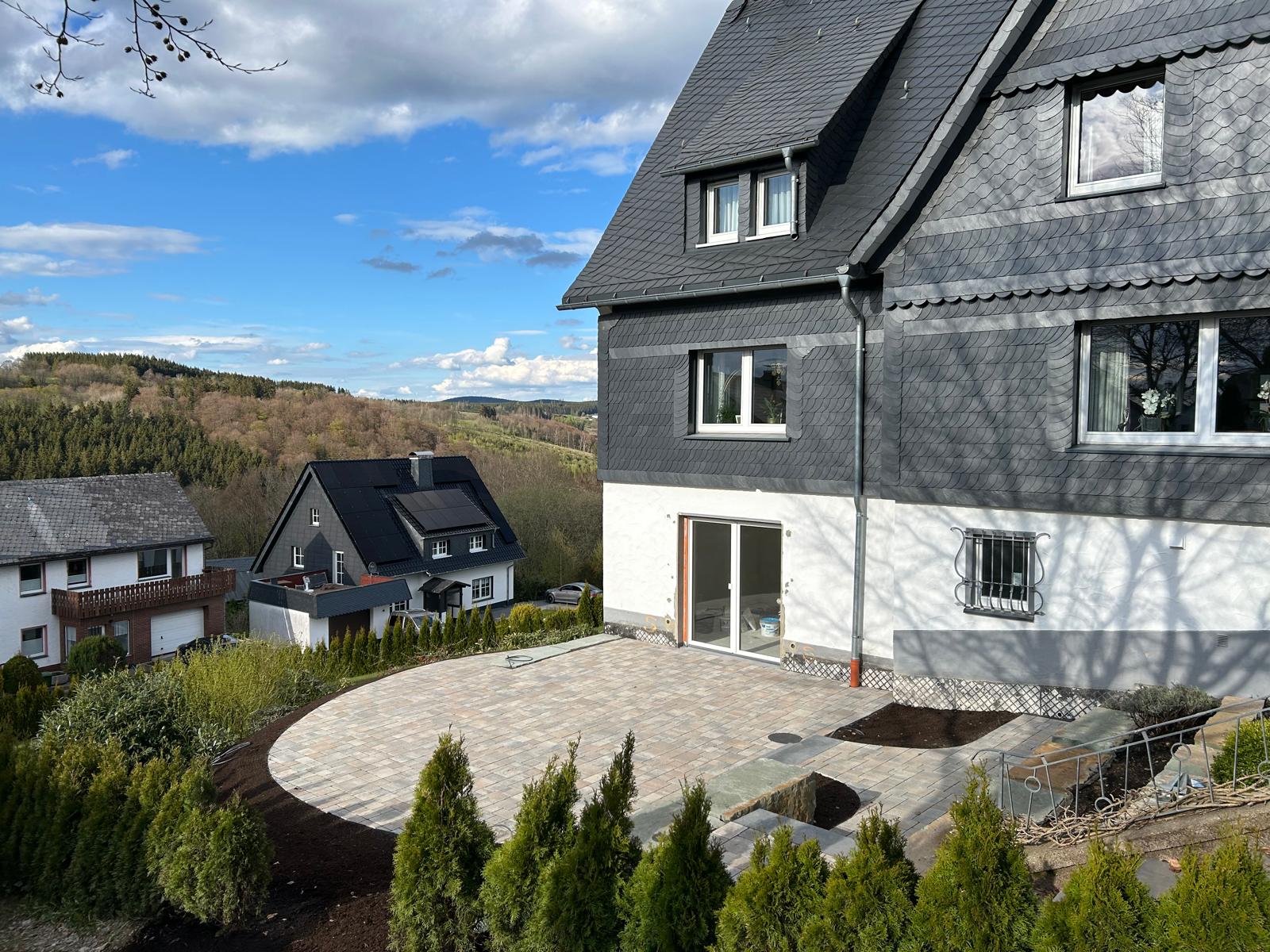 Terrasse mit Bogenpflasterung