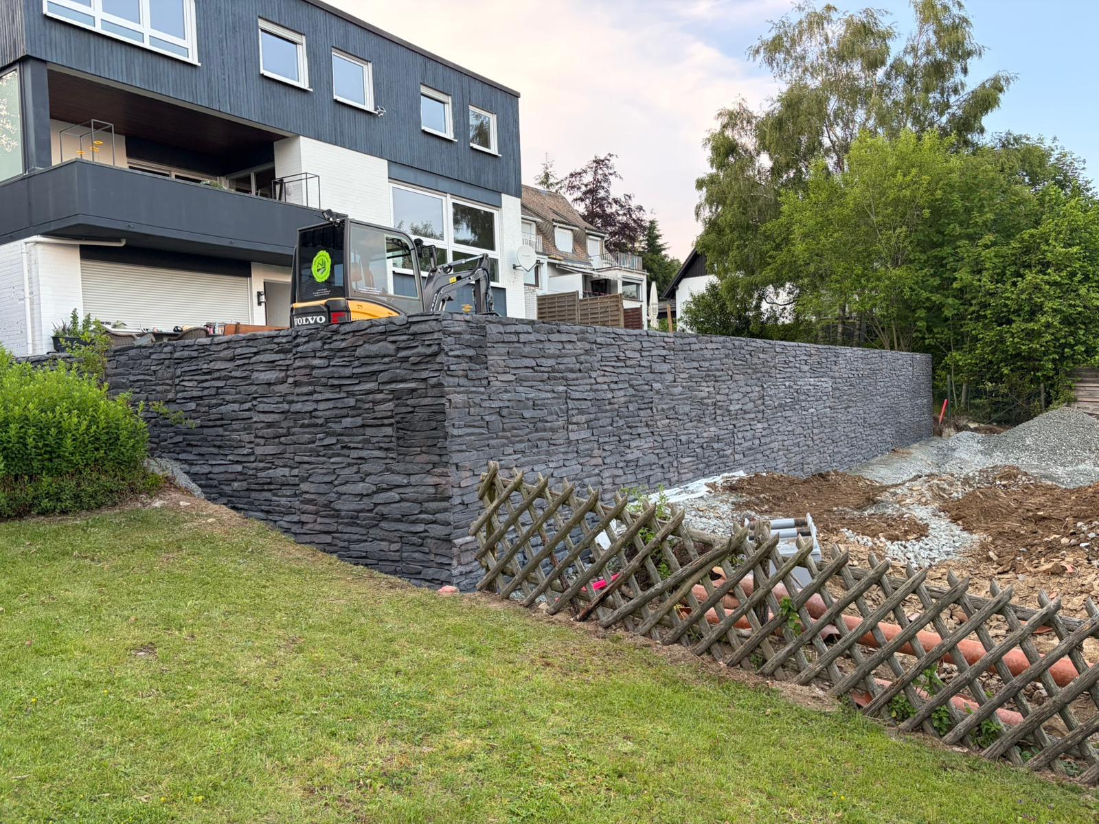 Stützmauer aus Betonfertigteilen mit Bruchsteinoptik